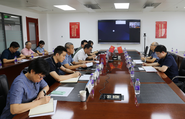 听取汇报1.jpg